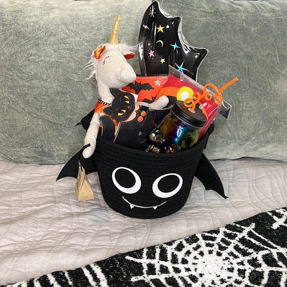 Meri Meri Bats Napkins and Plates - Picture 6 of 8